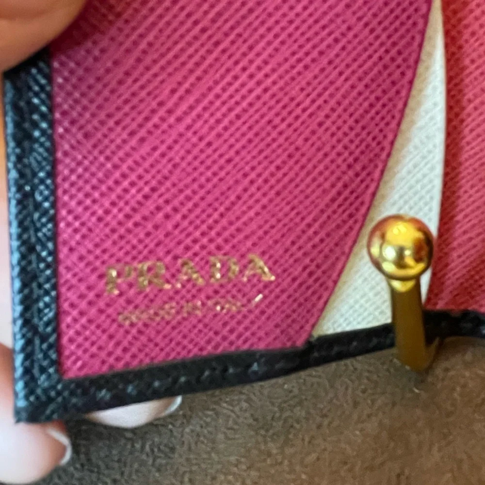 *LIKE NEW* Prada Black Key Case with Saffiano Leather and Gold Logo - Picture 8 of 10